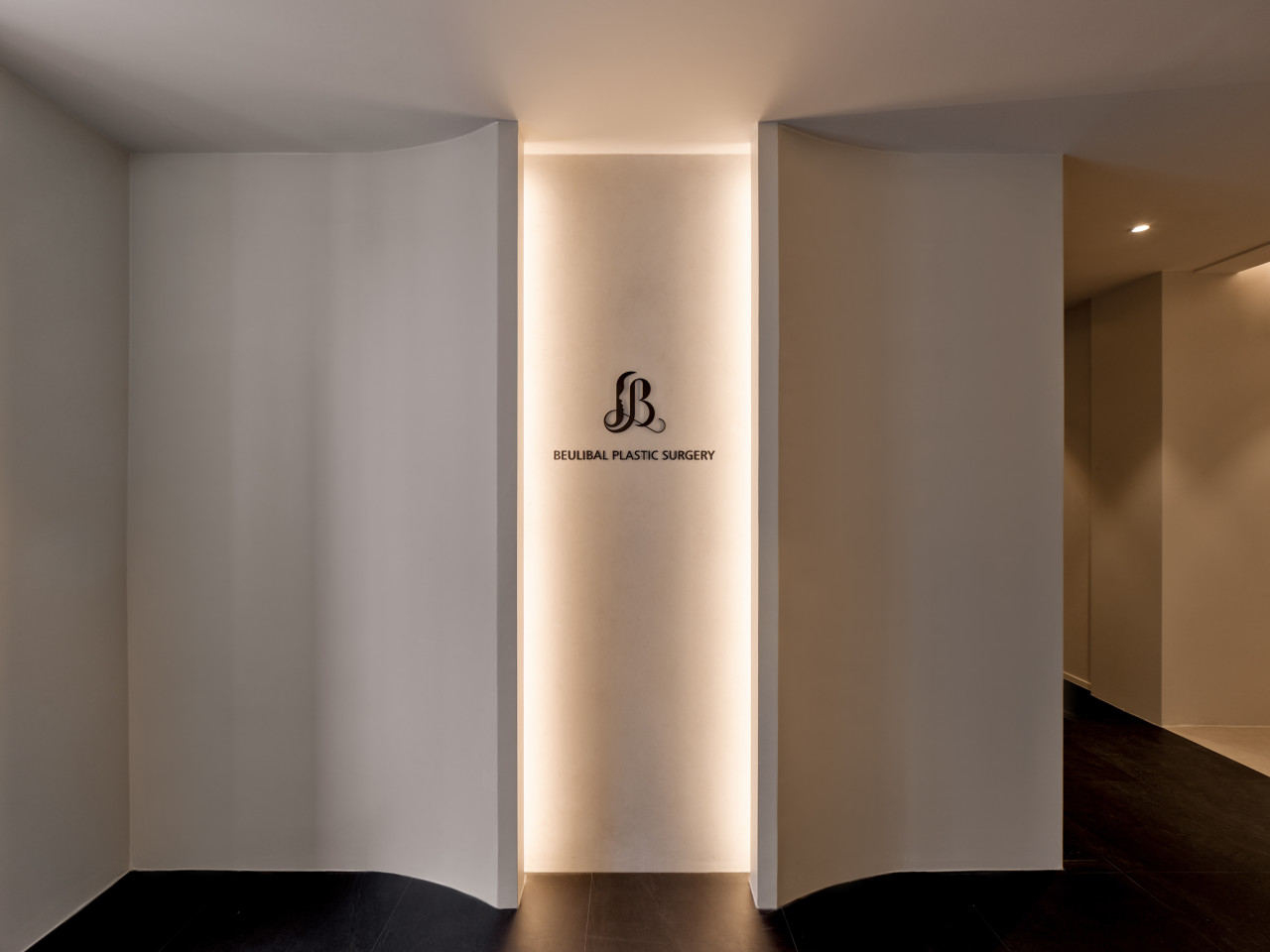 뷰라밸성형외과의원's Image